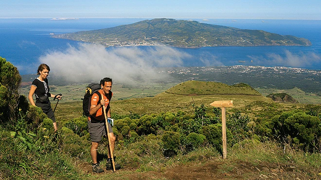 Faire de la randonnée dans les montagnes de l'Algarve