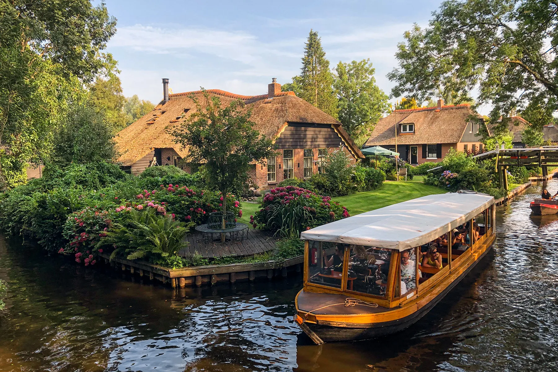 Balade en bateau (whisper boat, gondole ou bateau-taxi) – La meilleure façon de découvrir Giethoorn
