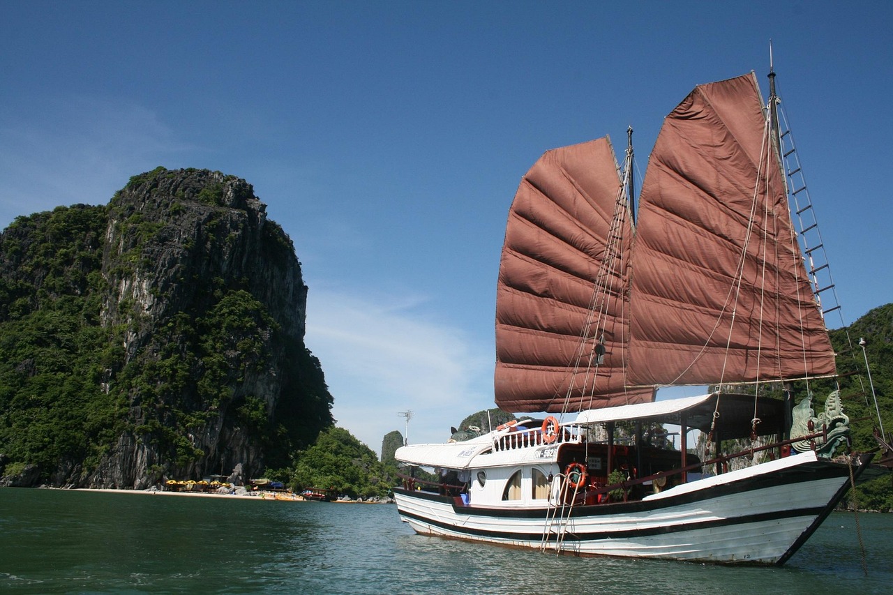 Croisière classique sur la baie d'Halong