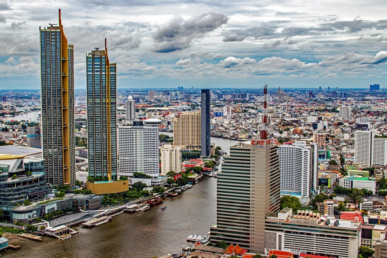 Skyline de Bangkok au bord de la Chao Phraya au coucher du soleil